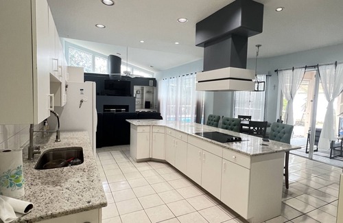 Greater Northdale Casa | Large home close to St. Peter beach and Clearwater beach, close by bush garden.