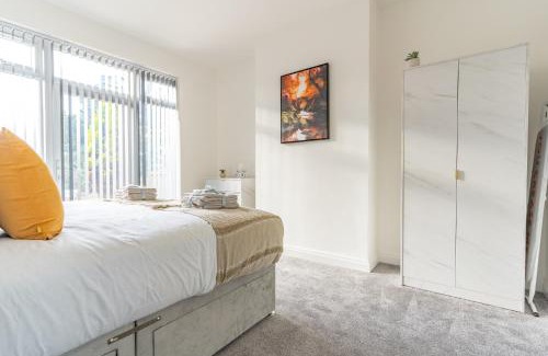 Oldbury Apartamento | Large Home for Contractor & Families close to Birmingham City Centre & Attractions & M5