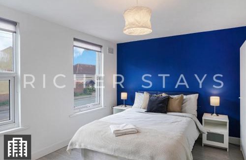 Stratford Casa | Large Home for Contractors & Families - Garden & Amenities