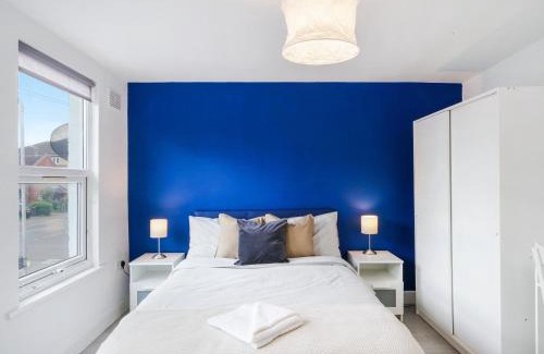 Stratford Casa | Large Home for Contractors & Families - Garden & Amenities
