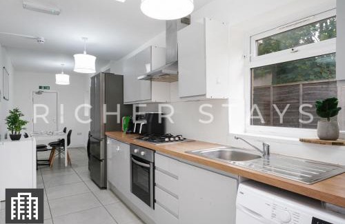 Stratford Casa | Large Home for Contractors & Families - Garden & Amenities