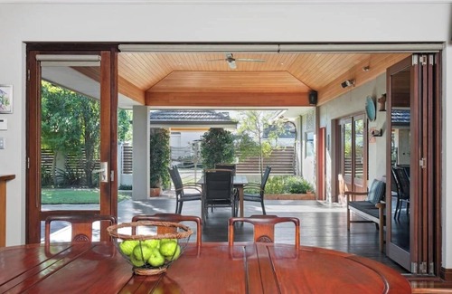 Applecross Casa | Large Home in Applecross with secure yard - single level, parking