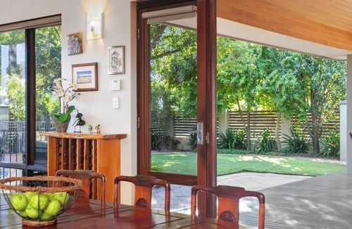Applecross Casa | Large Home in Applecross with secure yard - single level, parking