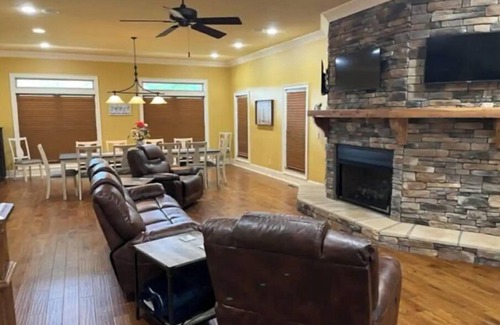 Rogersville Casa | Large Home on Bluewater/Sleep 24/with boats
