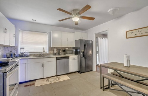 Little Rock Casa | Large Home Sleeps 11 Adults. Great for Contractors