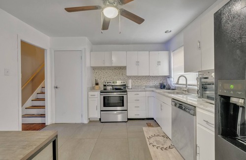 Little Rock Casa | Large Home Sleeps 11 Adults. Great for Contractors