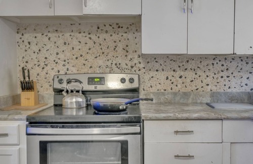 Little Rock Casa | Large Home Sleeps 11 Adults. Great for Contractors