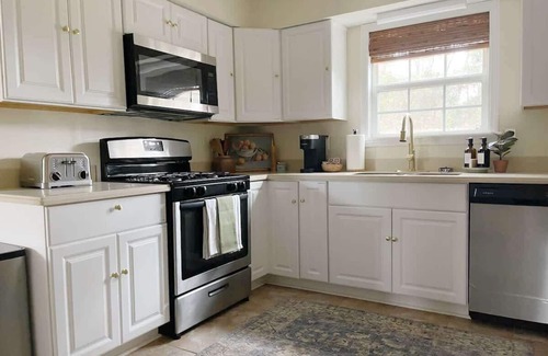 Whitemarsh Island Casa | Large Home Sleeps 10 Beach & Downtown | Dog Heaven