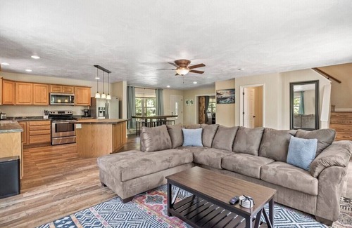 Lansing Casa | Large Home Sleeps 22! Dogs Ok!
