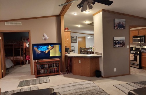 Baraboo Casa | Large home to gather with friends and family. 4 min from Devils Lake State Park