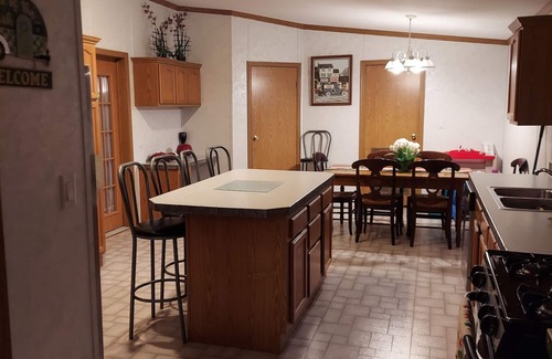 Baraboo Casa | Large home to gather with friends and family. 4 min from Devils Lake State Park