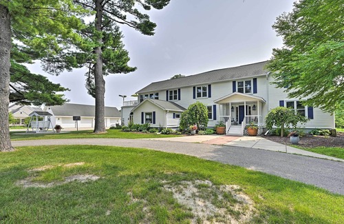 Wisconsin Dells Cabaña | Large Home w/ Indoor Basketball Court + Game Room!