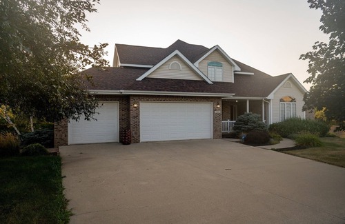 Newton Casa | Large home with foosball & pool tables, theatre room, XL kitchen (pet friendly!)