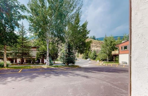 Intermountain Condominio | Large home with views from deck, fireplace & covered carport - near Vail gondola