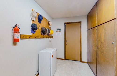 Alamosa Casa | Large home with western-theme, wood-burning fireplace- dog-friendly