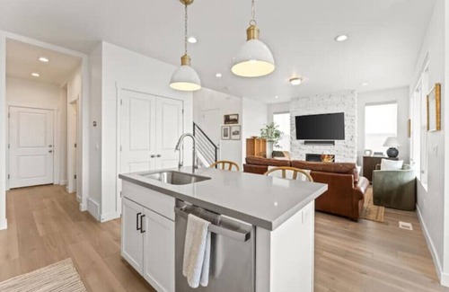 Park City Casa | Large, hot tub, mtn. views, 2 car garage, e-bikes included! 3D Tour and Vid