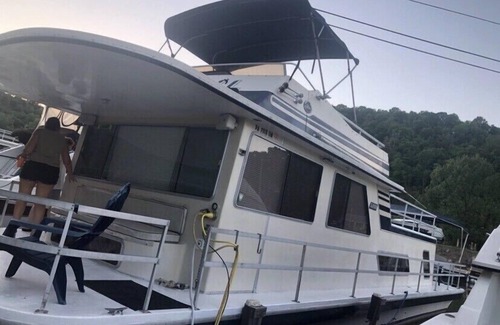 North Shore Alquiler De Eote | Large House boat located right in downtown Pittsburgh!