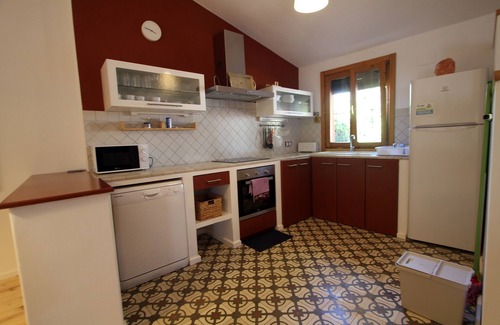 Albelda de Iregua Casa | Casa grande con tres habitaciones, cocina completamente equipada y con jardín
