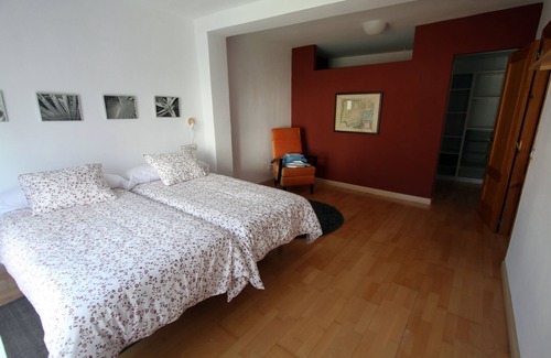 Albelda de Iregua Casa | Casa grande con tres habitaciones, cocina completamente equipada y con jardín