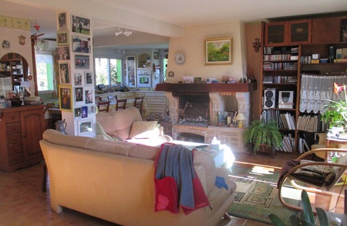 Calan Casa | Gran casa de 185 m², terraza, gran jardín con árboles y flores bordeadas por un arroyo.