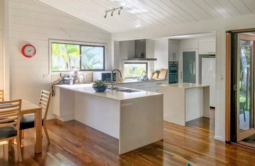 Bargara Casa | Large House only 50m from beach