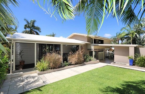Bargara Casa | Large House only 50m from beach