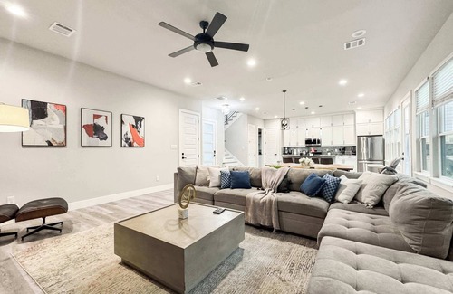 Dallas Casa | Large House | Sleeps 12 Guests | Near City Center