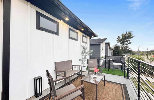 Dallas Casa | Large House | Sleeps 12 Guests | Near City Center