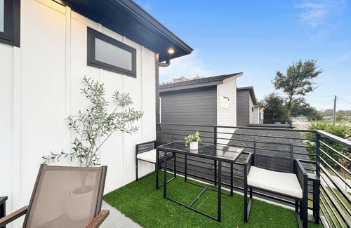 Dallas Casa | Large House | Sleeps 12 Guests | Near City Center