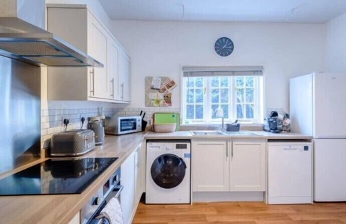 Ulceby Otro | Large House with Garden & Outdoor Furniture - Ideal for Families & Dog Friendly