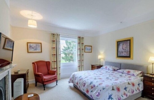 Ulceby Otro | Large House with Garden & Outdoor Furniture - Ideal for Families & Dog Friendly