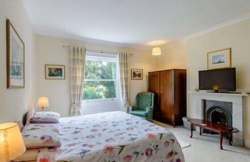 Ulceby Otro | Large House with Garden & Outdoor Furniture - Ideal for Families & Dog Friendly