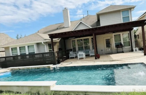 Barker Casa | Large house with Pool and Pool Table , BBQ