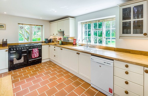 Woolbeding Casa | Large House With Tennis Court and Games Room!