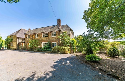 Woolbeding Casa | Large House With Tennis Court and Games Room!