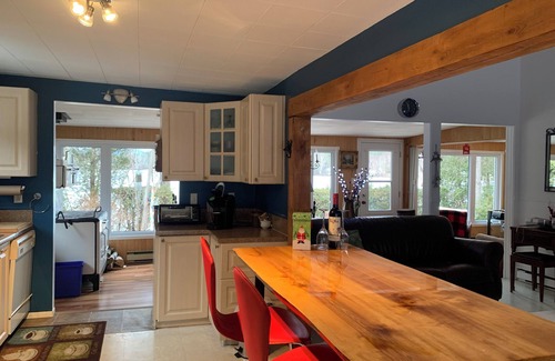 Saint-Honore Chalet De Esquí | Large, intimate cottage on Lac Docteur