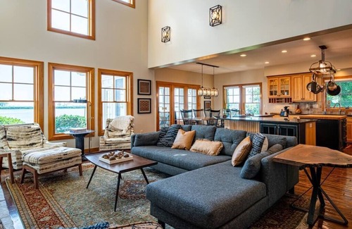 Huron Casa | Large Lakefront 6 bedroom Huron home