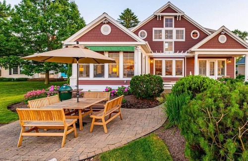 Huron Casa | Large Lakefront 6 bedroom Huron home