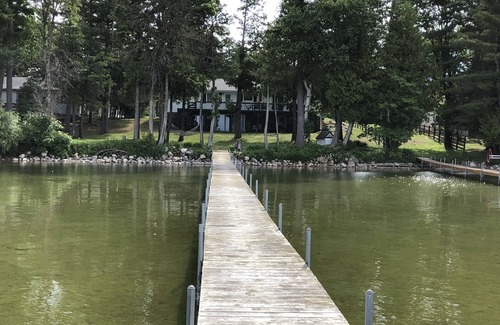 Cheboygan Casa | Gran Lakefront Burt Lake Home con increíbles vistas del atardecer !!