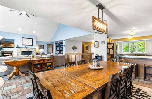 Big Bay Casa | LARGE LAKEFRONT HOME ON LAKE PETENWELL WITH VOLLEYBALL COURT *NEW DISCOUNTED WINTER RATE*