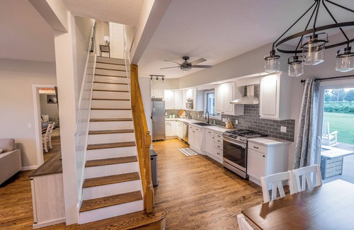 North East Otro | Large Lakeside Farmhouse Vineyard Escape in the heart of wine country!