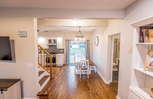 North East Otro | Large Lakeside Farmhouse Vineyard Escape in the heart of wine country!