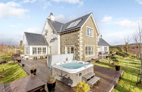 Loch Ness Casa | Large Loch Ness Country House with Hot Tubs, Sauna, and beautiful views.