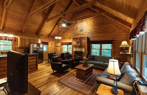 Zoe Cabina | Large Log home, private pond with dock, canoe, pool table, hot tub & internet.