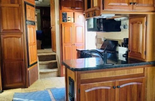 Big Pine Key Alquiler De RV | LARGE LOT & RV A Fisherman Camp
