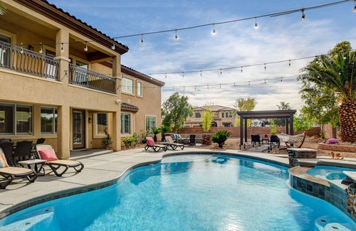 Las Vegas Casa | Large luxury 5 bedroom home w/ resort style backyard.