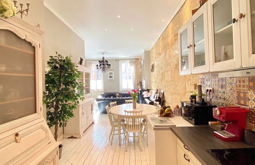 Nansouty-Saint-Genes Apartamento | Large Luxury Apartment with Jacuzzi, Terrace and Parking in Hyper Centre!