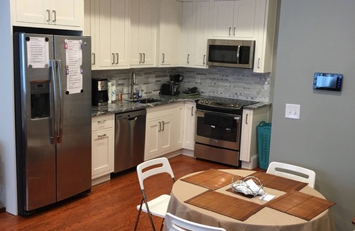 South Boston Casa | Gran condominio de lujo / Townhouse Center of South Boston con estacionamiento gratuito