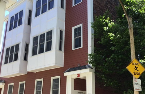 South Boston Casa | Gran condominio de lujo / Townhouse Center of South Boston con estacionamiento gratuito
