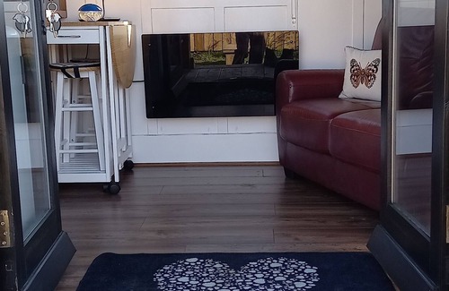 Stockton-on-Tees Cabina | Large Luxury self contained shepherd's hut with elevated deck